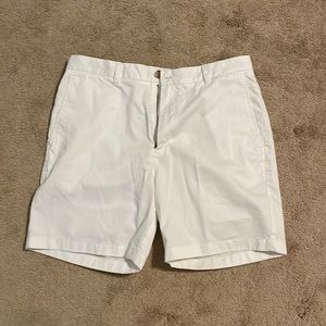 Vineyard Vines Men’s classic fit 7” breaker shorts in white, size 35 waist